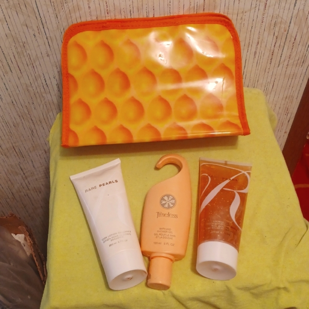 Avon bath set with travel tote